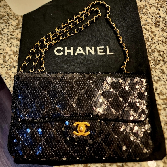 CHANEL JUMBO flap bag, black sequin, gold details. PRISTINE condition